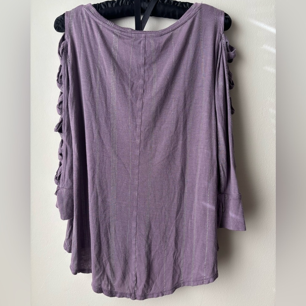 Women's PurpleTop With Crisscross Designs on Sleeves.Pre-owned- Great Condition.